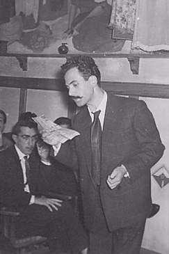 Nunes durante un debate en La Chabola, c. 1957